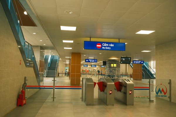 Quelles croisières offrent des excursions pour découvrir les grottes marines en Grèce?